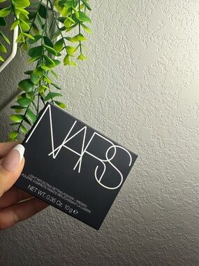NARS Light Reflecting Setting Powder - Black & White Compact